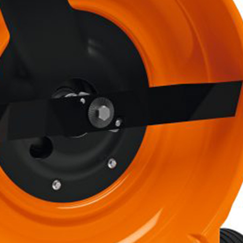 <b>FERRAMENTA DE CORTE</b>
Lâmina de 46 cm corta e tritura a grama com eficiência, servindo de adubo. Resistente, segura e com sistema que absorve impactos.