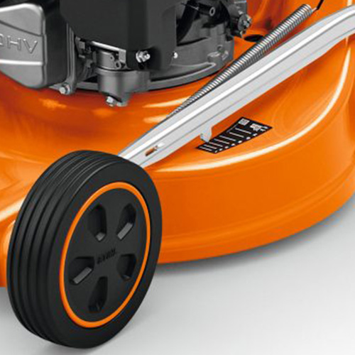 <b>RODAS</b>
Transporte. As robustas rodas com rolamentos duplos permitem o confortável e fácil manuseio mesmo em terrenos irregulares.