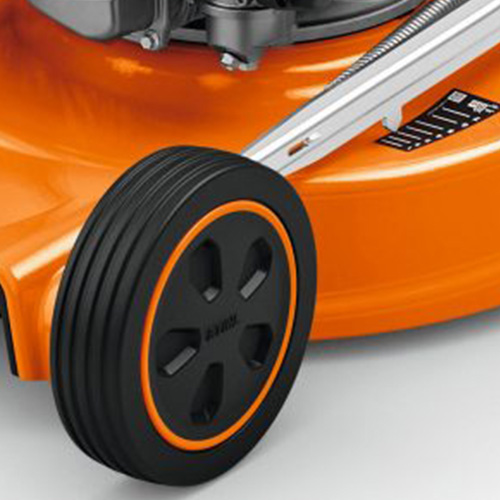 <b>RODAS</b>
As robustas rodas com rolamentos duplos permitem o confortável e fácil manuseio mesmo em terrenos irregulares.