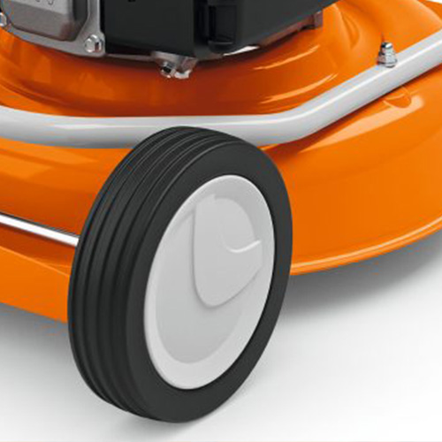 <b>RODAS</b>
As robustas rodas do RM 2 R com rolamentos duplos permitem o confortável e fácil manuseio mesmo em terrenos irregulares.