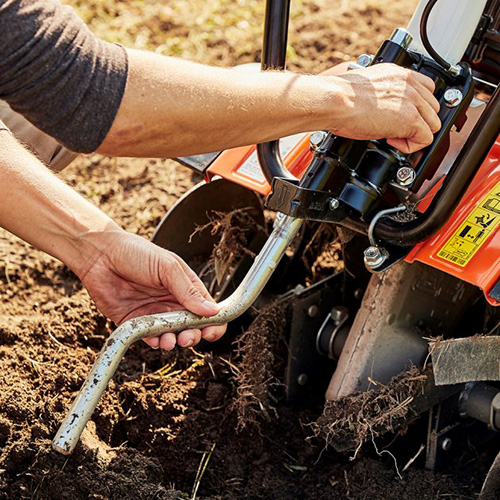 <b>BARRA DE AJUSTE DE PROFUNDIDADE</b>
Pode ser usada para ajustar a profundidade de entrada da lâmina no solo, facilitando o trabalho com o motocultivador STIHL em passagens estreitas e curvas. De fácil ajuste, possui um travamento que elimina a folga.