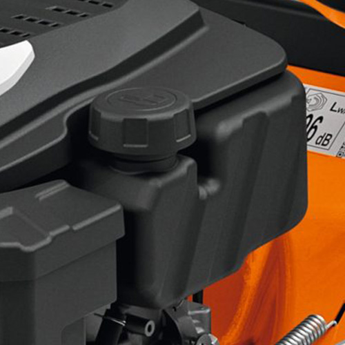 <b>TANQUE DE COMBUSTÍVEL</b>
O resistente tanque de combustível e sua excelente vedação evitam a contaminação da gasolina e eventuais desperdícios por vazamentos.