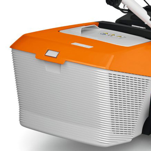 <b>COMPARTIMENTO DE DESCARTE TRASEIRO</b>
Coletor de 55 L armazena resíduos e permite descarte traseiro. Leve e resistente, direciona o ar para baixo e evita poeira no operador.