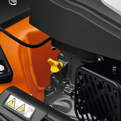 <b>BUJÃO DO ÓLEO</b>
Bujão evita impurezas e facilita o abastecimento. Indicador de graduação permite verificar o nível do óleo rapidamente.