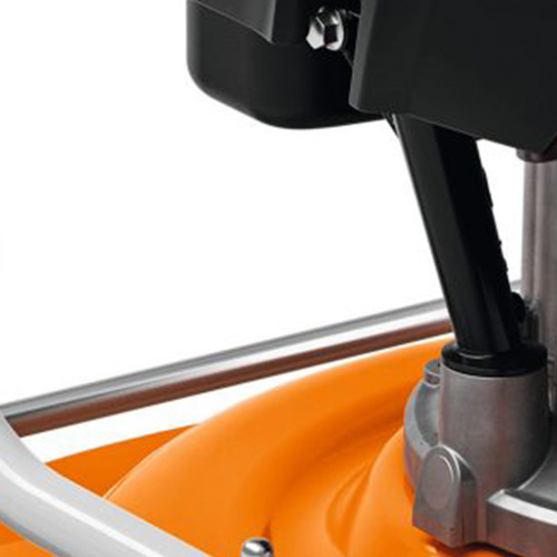 <b>REGULADOR DA ALTURA  DE CORTE TRASEIRA</b>
Regulador ajusta 4 alturas (30 a 85 mm) para corte eficiente. Ajuste manual movimenta eixos dianteiro e traseiro com facilidade.