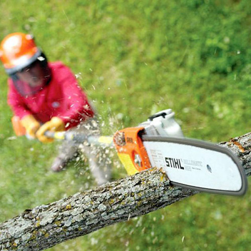 <b>HASTE TELESCÓPICA</b>
Com a haste telescópica extensível, pode executar confortavelmente trabalhos em grandes alturas. É ideal para aparar ramos altos ou cortar arbusto altos. A haste telescópica pode ser ajustada sem ferramentas.