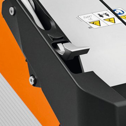 <b>REGULADOR DE INCLINAÇÃO DA BARRA</b>
Regulador de altura em alumínio fundido oferece duas inclinações, garantindo ergonomia e resistência no uso e armazenamento.