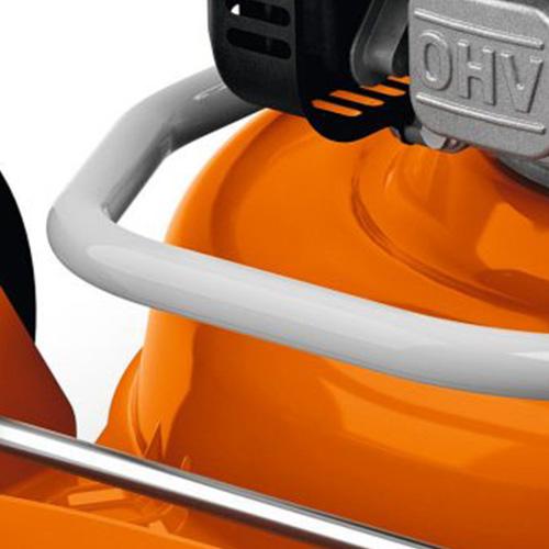 <b>ALÇA DE TRANSPORTE FRONTAL</b>
A alça de transporte do RM 2 R permite facilidade para o manejo do equipamento em situações onde é necessário movimentar o cortador de grama.