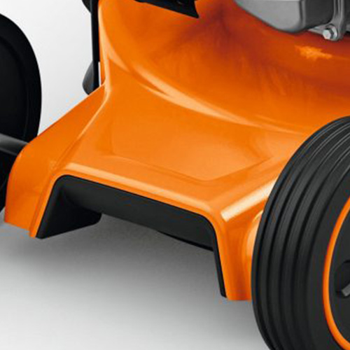 <b>ALÇA DE TRANSPORTE FRONTAL</b>
A ergonômica alça de transporte permite facilidade para o manejo do além do design permitir uma eficiente condução da grama para o corte.