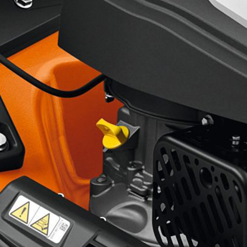 <b>BUJÃO DO ÓLEO</b>
Bujão de fácil acesso evita impurezas e facilita o abastecimento. Indicador permite verificar o nível do óleo rapidamente.