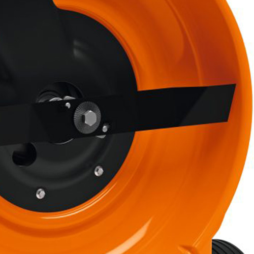 <b>FERRAMENTA DE CORTE</b>
Lâmina de 46 cm corta e tritura grama eficientemente, servindo como adubo. Resistente, segura e com sistema que absorve impactos.