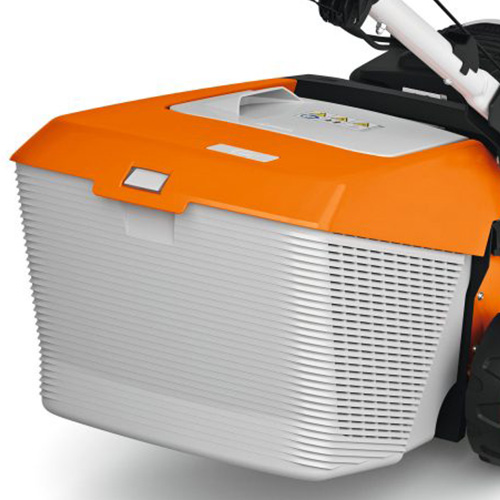 <b>COMPARTIMENTO DE DESCARTE TRASEIRO</b>
Coletor de 52 L armazena resíduos e permite descarte traseiro. Leve e resistente, direciona o ar para baixo e evita poeira no operador.